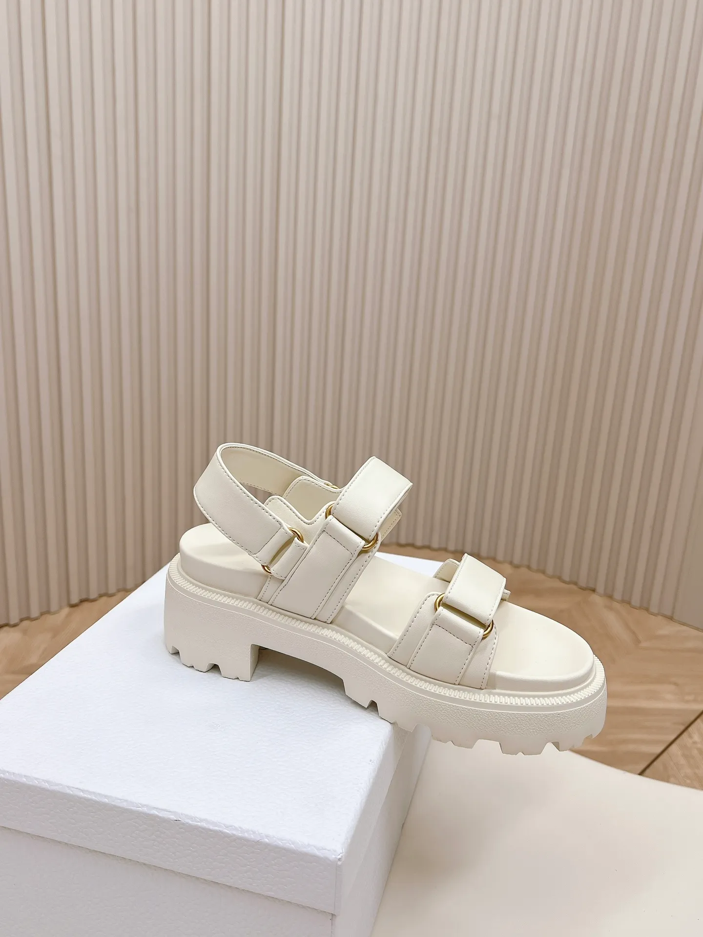 👟👟Ex-factory price 520👟👟 2024Dior Classic Velcro high-heeled sandals and slippers series original replica high version super durable and versatile style very comfortable on the foot, slim and tall, original leather upper, original d hardware buckle, original TPU outsole Heel height is about cm Size: 35-42